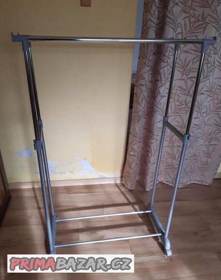 pojizdny-dvojity-vesak-stendr-stojan-na-obleceni