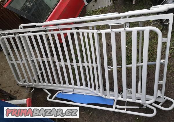 mechanicka-nemocnicni-postel-kovova-s-matraci-a-hrazdou