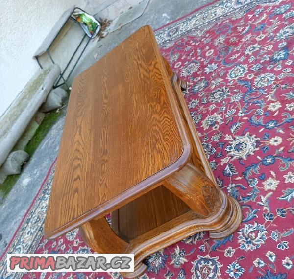 Rustikální konferenční stolek se spodní deskou a zásuvkou .