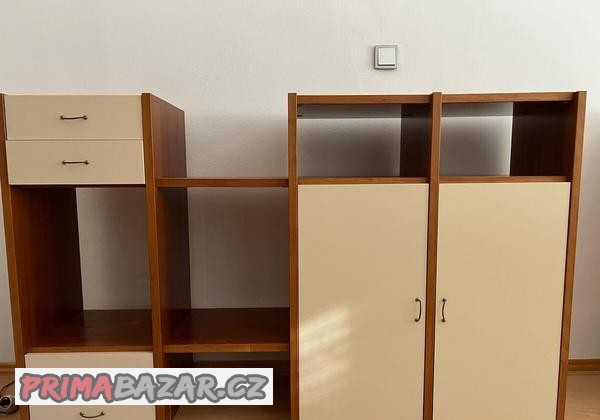 obyvaci-stena-knihovna-konferencni-stolek