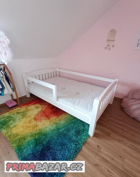 detska-postel-z-masivu-s-odnimatelnymi-zabranami