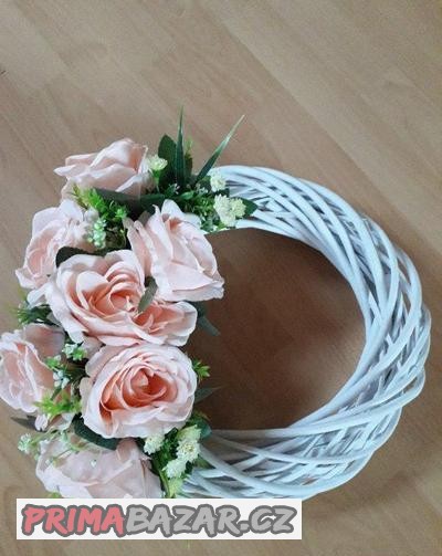 Věnec s umělými květy