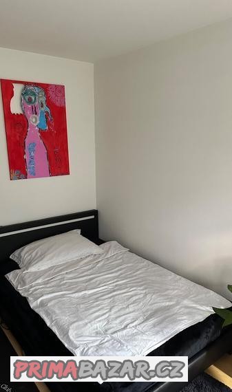 cerny-ram-postele-s-led-osvetlenim-a-matraci