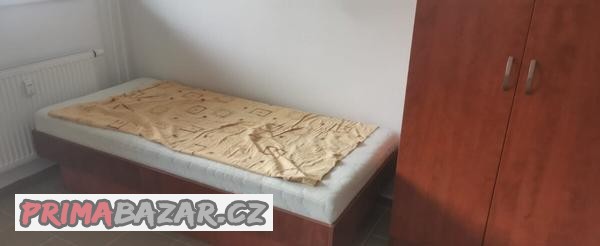 zanovni-nabytek-z-hotelu-masiv-postel-a-skrin