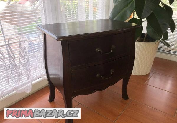 prodam-krasnou-mensi-drevenou-komodu