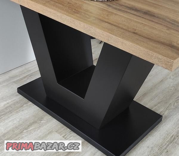 noha-k-jidelnimu-stolu