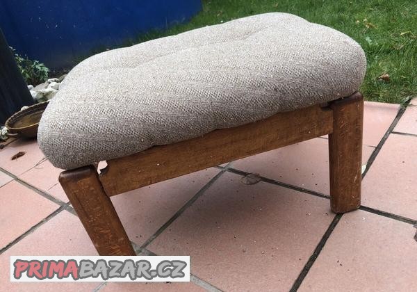 dve-calounene-podnozky-z-masivu