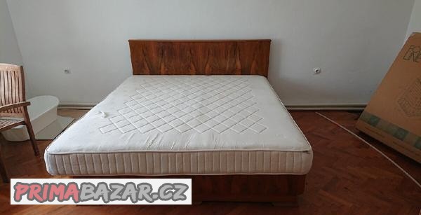 postel-z-masivu-pro-dva-matrace-v-cene