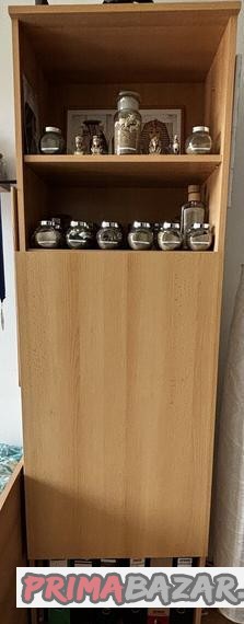 skrin-knihovna-s-sesti-policemi