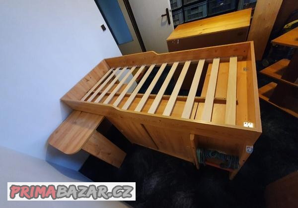 vyvysena-postel-s-uloznym-prostorem-a-stolkem