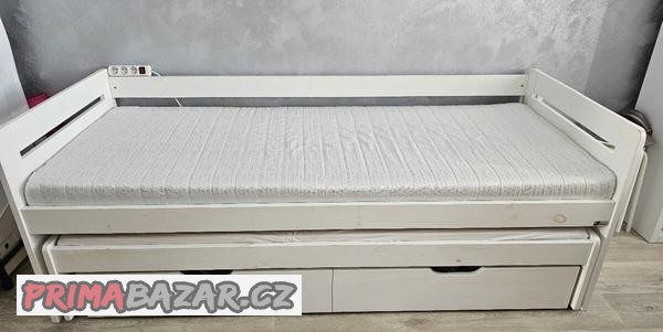 postel-s-pristylkou-a-uloznym-prostorem