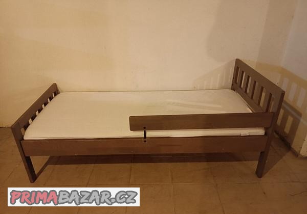 detska-postel-vcetne-rostu-a-matrace