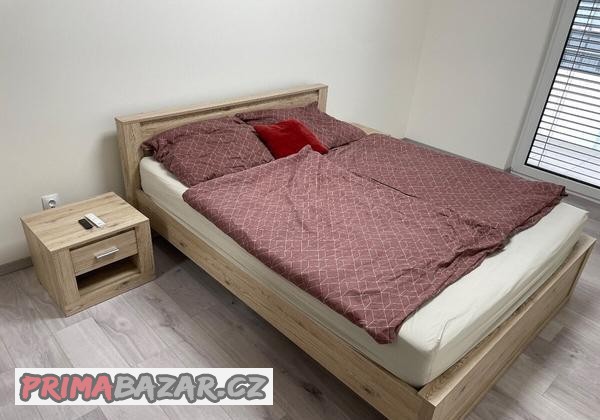 postel-nocni-stolky