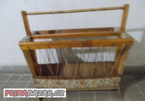 stojan-na-casopisy-dreveny