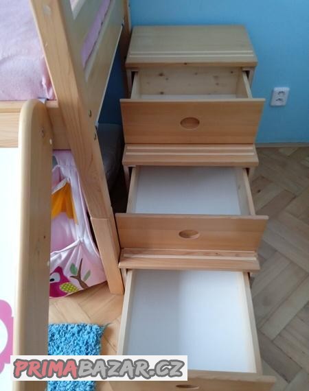 zvysena-postel-se-skluzavkou-a-schody