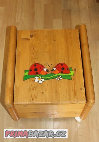 Dřevěný kontejner na kolečkách na hračky + sezení