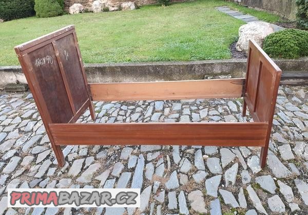 postel-starozitna-s-celem