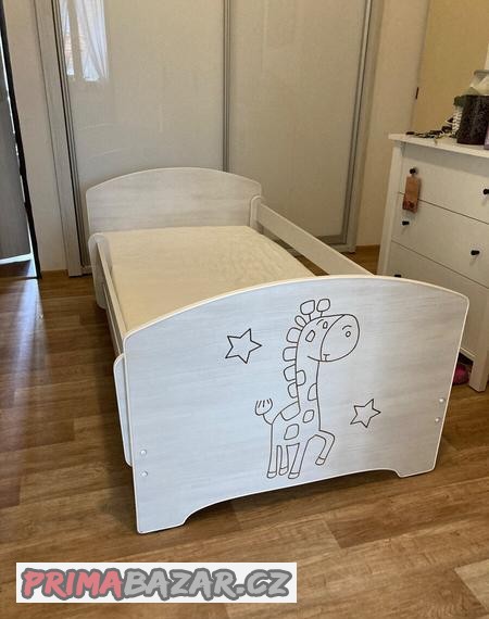 detska-postel-se-zirafou