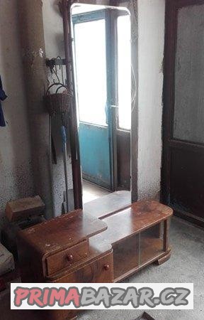 starozitna-skrin-se-zrcadlem