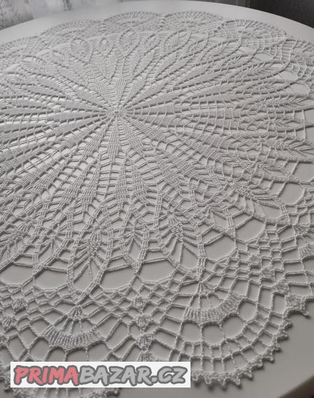 Háčkovaný ubrus kruh