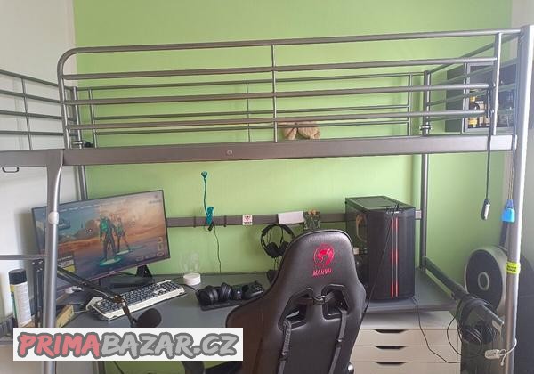 patrova-postel-ikea-s-psacim-stolem