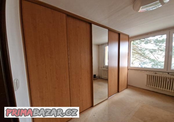 Velká šatní skříň s posuvnými dveřmi