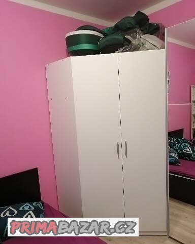 Prodam rohovou skřín 2500kc