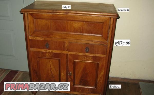 psaci-ukladaci-skrinka-se-supliky-styl-biedermeir