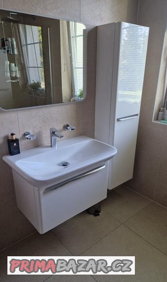 Lesklá bílá skříňová sestava s umyvadlem