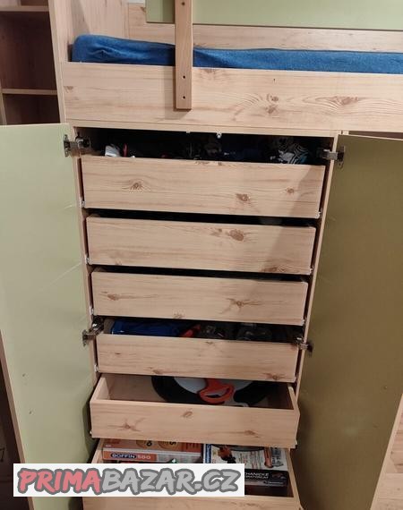 detska-vyvysena-postel-se-skrinemi