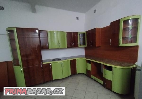 krasna-ohybana-kuchyne-z-mdf