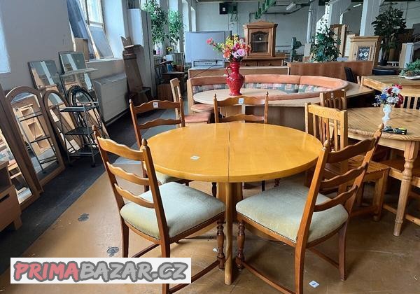 jidelni-stul-se-zidlemi