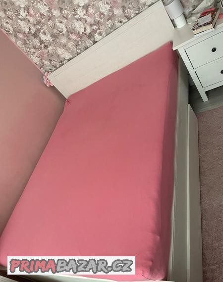 postel-s-celem-a-uloznym-prostorem