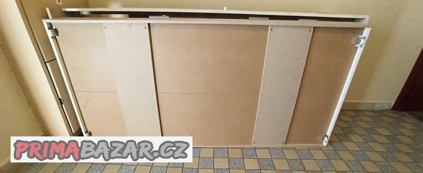 bila-spodni-zasuvka-pro-postel