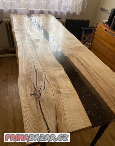 epoxidovy-stul-s-kavou