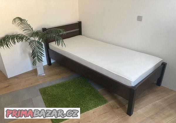 pekna-postel-s-mataci-masiv-kov