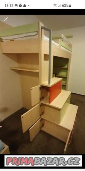 detska-postel-s-psacim-stolem