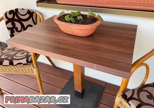 Dřevěný stul na terasu