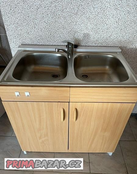 kuchynska-skrinka-s-baterii-dvoudrezem-a-prutokovym-ohrivace