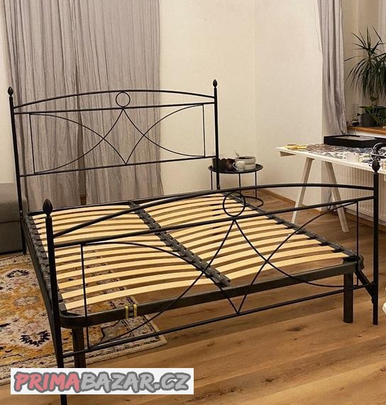 postel-z-praskove-lakovane-oceli
