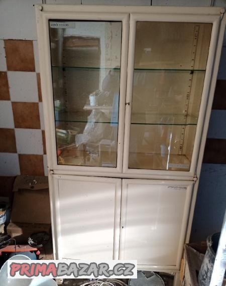 Prodej kovové nemocniční skříně.