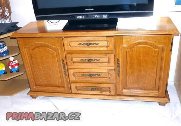 rustikalni-dvoudverova-komoda-s-radou-supliku-uprostred