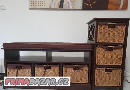Komoda a lavice s proutěnými košíky
