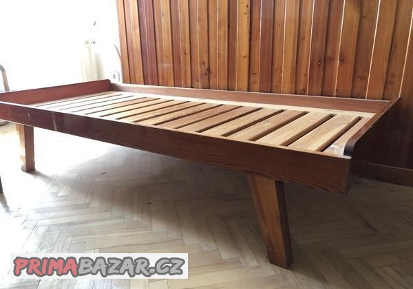 modrinova-postel-drezovy-stul-perinac-policky-obklad-sten