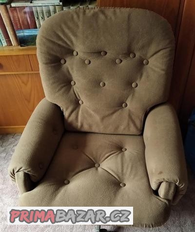 polstrovane-kreslo-na-koleckach
