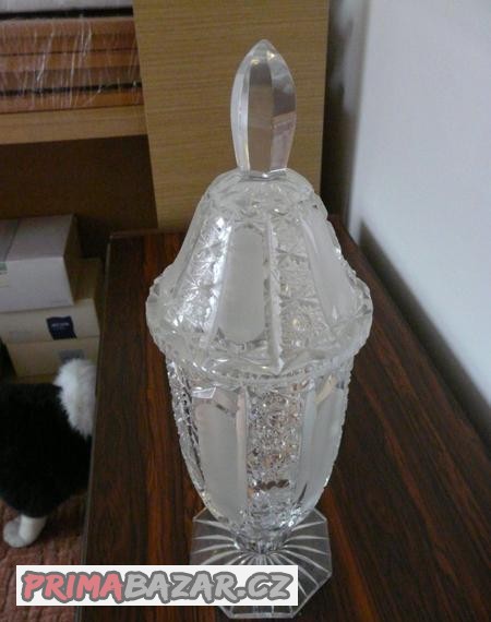 Skleněný broušený pohár