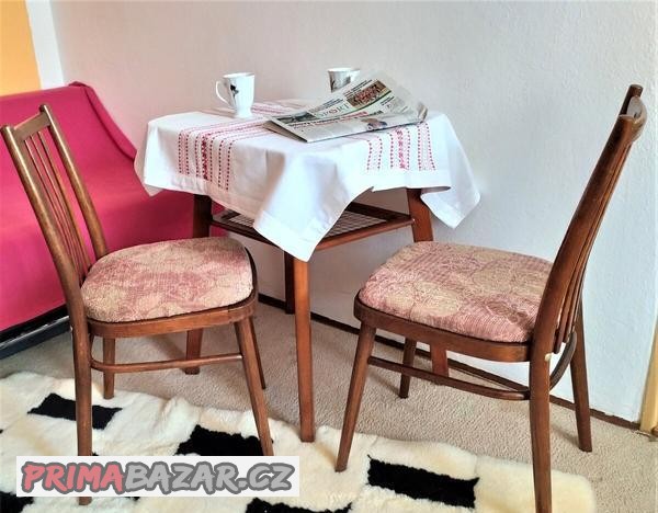 nabizim-sestavu-stojek-a-dve-zidle-v-retro-stylu