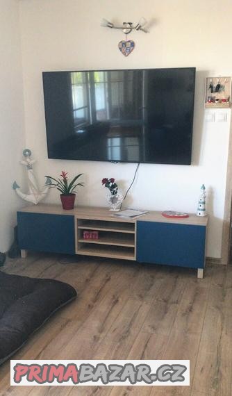 stolek-pod-televizi-besta-s-namornicky-modrymi-supliky