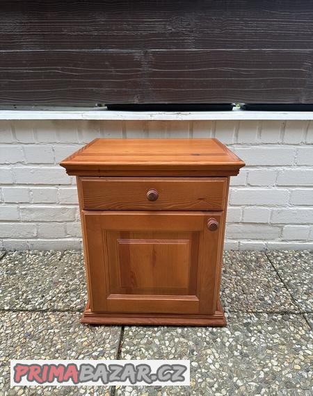 nocni-stolek-z-masivni-borovice