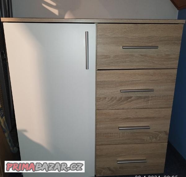 komoda-v-dekoru-dub-sonoma-bila